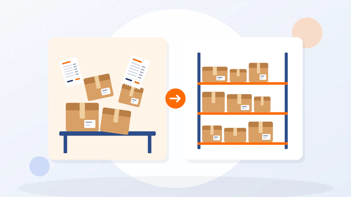 ภาพประกอบเปรียบเทียบการแพ็กสินค้าเองกับใช้บริการ Fulfillment: ฝั่งซ้ายเป็นกองกล่องวางระเกะระกะ ฝั่งขวาเป็นชั้นวางคลังสินค้าที่จัดเป็นระเบียบ